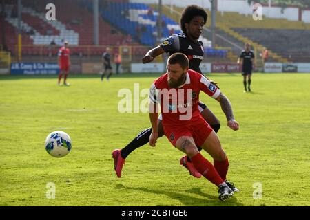 Dublin, Irlande. 15 août 2020. Gary Deegan de Shelbourne se bat pour le bal avec Walter Figueira de Derry City lors du match SSE Airtricity Premier Division entre Shelbourne FC et Derry City FC à Tolka Park à Dublin, Irlande le 15 août 2020 (photo par Andrew SURMA/SIPA USA) Credit: SIPA USA/Alay Live News Banque D'Images