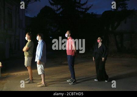 Bucarest, Roumanie. 15 août 2020. Les personnes portant un masque facial font la queue pour des collations dans un cinéma en plein air à Bucarest, Roumanie, 15 août 2020. Le gouvernement roumain maintient la fermeture des cinémas et des théâtres dans le contexte de la pandémie COVID-19, mais permet des films ou des spectacles en plein air avec un public limité et des réglementations de prévention des épidémies. Credit: Gabriel Petrescu/Xinhua/Alay Live News Banque D'Images