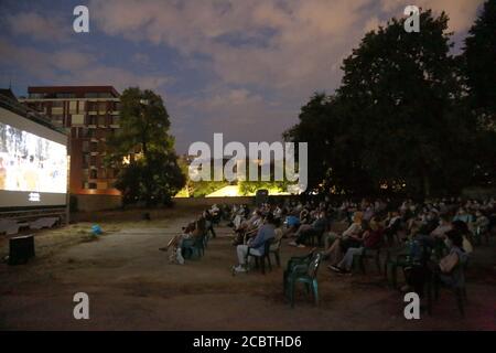 Bucarest, Roumanie. 15 août 2020. Résidents avec masques de visage regarder un film dans un cinéma en plein air à Bucarest, Roumanie, 15 août 2020. Le gouvernement roumain maintient la fermeture des cinémas et des théâtres dans le contexte de la pandémie COVID-19, mais permet des films ou des spectacles en plein air avec un public limité et des réglementations de prévention des épidémies. Credit: Gabriel Petrescu/Xinhua/Alay Live News Banque D'Images