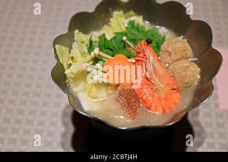 Dîner japonais et hors-d'œuvre sur une table en bois dans un complexe traditionnel de ryokan Banque D'Images