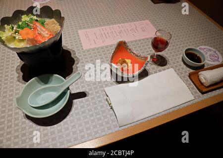 Dîner japonais et hors-d'œuvre sur une table en bois dans un complexe traditionnel de ryokan Banque D'Images