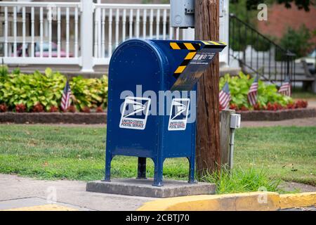 États-Unis. 15 août 2020. Une boîte aux lettres du service postal des États-Unis (USPS) est située dans le parc de King Street, à Northumberland, en Pennsylvanie. L'USPS a averti fin juillet 2020 qu'elle pourrait ne pas être en mesure de livrer des bulletins de vote par courrier à temps pour être comptée. (Photo de Paul Weaver/Pacific Press) crédit: Pacific Press Media production Corp./Alay Live News Banque D'Images