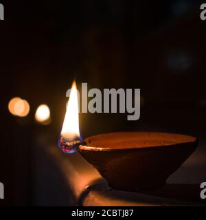 Lampe en argile allumée (DIYA) Banque D'Images