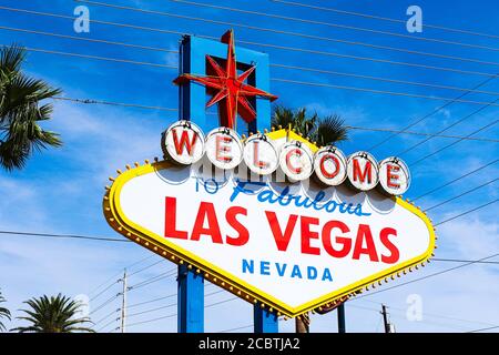 Le panneau Bienvenue à Las Vegas fabuleux le jour ensoleillé à Las Vegas.Bienvenue à ne jamais dormir ville Las Vegas, Nevada signe avec le coeur de Las Vegas