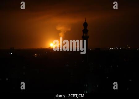 Khan Younis, Gaza. 15 août 2020. De la fumée et des flammes s'élèvent après que des avions de guerre de l'armée israélienne aient mené des frappes aériennes au-dessus de Khan Younis, dans la bande de Gaza, le dimanche 16 août 2020. Photo par Ismael Mohamad/UPI crédit: UPI/Alay Live News Banque D'Images