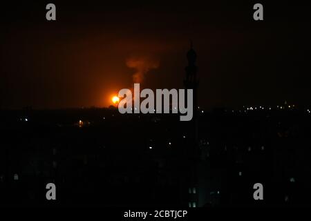 Khan Younis, Gaza. 15 août 2020. De la fumée et des flammes s'élèvent après que des avions de guerre de l'armée israélienne aient mené des frappes aériennes au-dessus de Khan Younis, dans la bande de Gaza, le dimanche 16 août 2020. Photo par Ismael Mohamad/UPI crédit: UPI/Alay Live News Banque D'Images