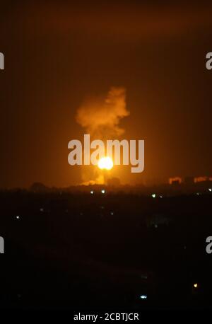 Khan Younis, Gaza. 15 août 2020. De la fumée et des flammes s'élèvent après que des avions de guerre de l'armée israélienne aient mené des frappes aériennes au-dessus de Khan Younis, dans la bande de Gaza, le dimanche 16 août 2020. Photo par Ismael Mohamad/UPI crédit: UPI/Alay Live News Banque D'Images