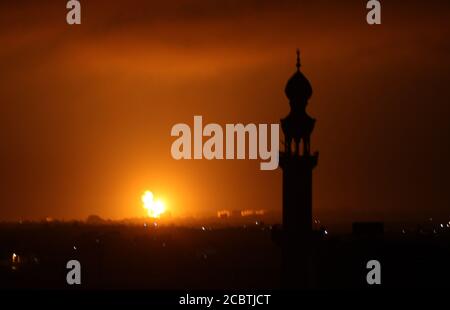 Khan Younis, Gaza. 15 août 2020. De la fumée et des flammes s'élèvent après que des avions de guerre de l'armée israélienne aient mené des frappes aériennes au-dessus de Khan Younis, dans la bande de Gaza, le dimanche 16 août 2020. Photo par Ismael Mohamad/UPI crédit: UPI/Alay Live News Banque D'Images