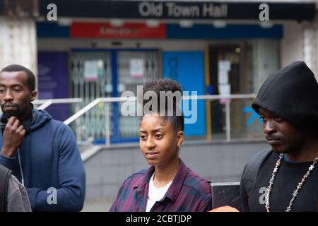 Londres, Royaume-Uni. 15 août 2020. Des gens se tiennent devant l'hôtel de ville de Lewisham pour commémorer la bataille de Lewisham.Counter-manifestants se sont rassemblés près du point de rassemblement du groupe nationaliste blanc en 1977 dans l'intention de bloquer son chemin et d'entraîner des affrontements violents. Crédit : SOPA Images Limited/Alamy Live News Banque D'Images