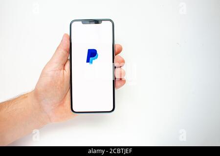 Calgary, Alberta, Canada. 15 août 2020. Une personne qui possède un iPhone 11 Pro Max avec l'application PayPal Banque D'Images