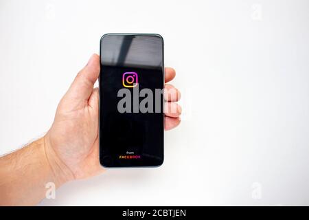 Calgary, Alberta, Canada. 15 août 2020. Une personne qui possède un iPhone 11 Pro Max avec l'application Instagram Banque D'Images