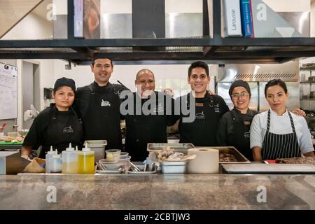 Hector's Kitchen à Punta Mita est dirigé par le chef Hector Leyva et assisté de son équipe culinaire Banque D'Images