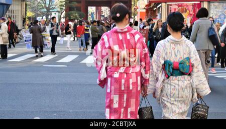 Deux jeunes femmes sont vêtues d'un kimono traditionnel Ils descendent une rue au Japon Banque D'Images