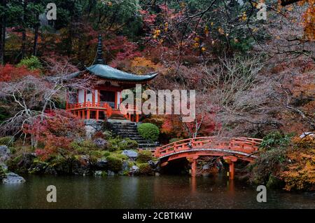 Temple Daigoji avec feuilles de feuillage d'automne à Kyoto, Japon. Ici est très célèbre pendant la saison d'automne. Banque D'Images
