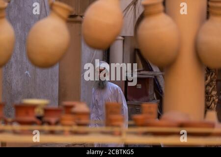 Le marché de l'artisanat à Nizwa fort prêt pour les clients un vendredi Banque D'Images