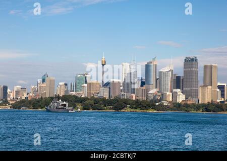Vue sur le quartier des affaires de Sydney depuis le port de Sydney Nouvelle-Galles du Sud Australie. Sydney est la plus ancienne et la plus grande ville d'Australie et est centrée autour de l'une des plus grandes Banque D'Images