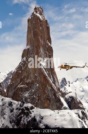 Les tours de trango et les tours sans nom sont de hautes roches dans les paysages pakistanais de skardu, hunza Karakorum de la gamme dans gilgit baltistan , Banque D'Images