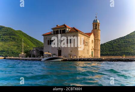 Vue sur l'église notre Dame des rochers sur une île artificielle dans la célèbre baie de Kotor près de Perast, Monténégro Banque D'Images