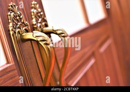 Boutons de porte en laiton d'une porte en bois fermée Banque D'Images