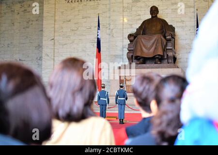 Les touristes regardent la relève des gardes à Chiang Kai Shek Memorial Hall à Taïwan Banque D'Images