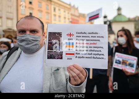 Cracovie, Pologne. 15 août 2020. Un manifestant du gouvernement anti-biélorusse tient un écriteau pendant la manifestation. Des centaines de bélarussiens vivant à Cracovie et des supporters locaux se sont réunis lors du rassemblement de solidarité organisé sur la place du marché de Cracovie, à l'extérieur du monument Adam Mickiewicz, contre le leader bélarussien, Alexandre Loukachenko. Crédit : SOPA Images Limited/Alamy Live News Banque D'Images