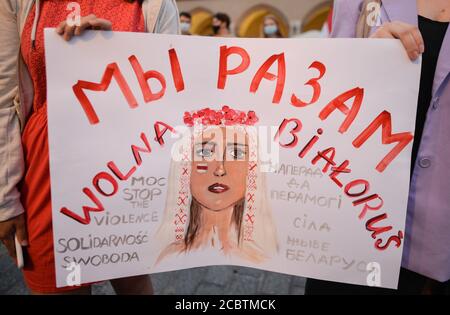 Cracovie, Pologne. 15 août 2020. Un manifestant tient un écriteau indiquant que nous sommes ensemble pendant la démonstration. Des centaines de bélarussiens vivant à Cracovie et des supporters locaux se sont réunis lors du rassemblement de solidarité organisé sur la place du marché de Cracovie, à l'extérieur du monument Adam Mickiewicz, contre le leader bélarussien, Alexandre Loukachenko. Crédit : SOPA Images Limited/Alamy Live News Banque D'Images