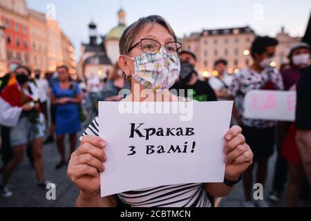 Cracovie, Pologne. 15 août 2020. Un manifestant tenant un écriteau indiquant Cracovie avec vous pendant la démonstration. Des centaines de bélarussiens vivant à Cracovie et des supporters locaux se sont réunis lors du rassemblement de solidarité organisé sur la place du marché de Cracovie, à l'extérieur du monument Adam Mickiewicz, contre le leader bélarussien, Alexandre Loukachenko. Crédit : SOPA Images Limited/Alamy Live News Banque D'Images