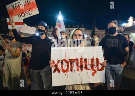 Cracovie, Pologne. 15 août 2020. Un manifestant tient un écriteau qui en dit assez pendant la démonstration. Des centaines de bélarussiens vivant à Cracovie et des supporters locaux se sont réunis lors du rassemblement de solidarité organisé sur la place du marché de Cracovie, à l'extérieur du monument Adam Mickiewicz, contre le leader bélarussien, Alexandre Loukachenko. Crédit : SOPA Images Limited/Alamy Live News Banque D'Images