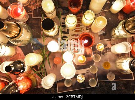 Cracovie, Pologne. 15 août 2020. Les manifestants ont laissé des bougies devant le monument Adam Mickiewicz pendant la manifestation. Des centaines de bélarussiens vivant à Cracovie et des supporters locaux se sont réunis lors du rassemblement de solidarité organisé sur la place du marché de Cracovie, à l'extérieur du monument Adam Mickiewicz, contre le leader bélarussien, Alexandre Loukachenko. Crédit : SOPA Images Limited/Alamy Live News Banque D'Images