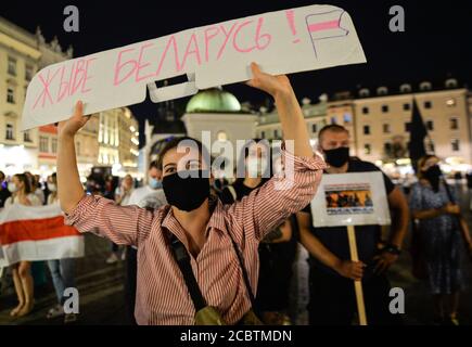 Cracovie, Pologne. 15 août 2020. Un manifestant tient un écriteau qui dit long Life Belarus pendant la manifestation. Des centaines de bélarussiens vivant à Cracovie et des supporters locaux se sont réunis lors du rassemblement de solidarité organisé sur la place du marché de Cracovie, à l'extérieur du monument Adam Mickiewicz, contre le leader bélarussien, Alexandre Loukachenko. Crédit : SOPA Images Limited/Alamy Live News Banque D'Images