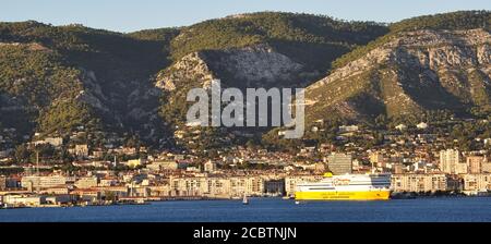 Arrivée à Toulon à bord du ferry Corse Mega Smeralda 1 Banque D'Images