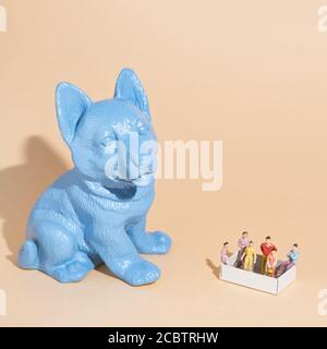 Sculpture de chien bleu et figurines dans une boîte Banque D'Images