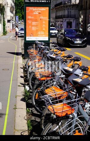 Nantes , loire atlantique / France - 08 10 2020 : rangée de vélos en libre service de ville urbaine à Nantes Banque D'Images