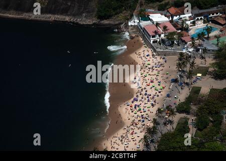 Rio de Janeiro, Brésil. 15 août 2020. Vue sur la plage de Praia Vermelha depuis le téléphérique du pain de sucre. Après des mois de fermeture en raison de la pandémie de Corona, le téléphérique menant au mont du pain de sucre a rouvert. Le Brésil est actuellement le deuxième pays le plus touché au monde par le virus corona. Crédit : Ian Cheibub/dpa/Alay Live News Banque D'Images