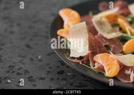 Salade avec prosciutto, tangerines et fromage vintage avec espace de copie, peu profond foyer Banque D'Images