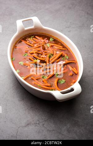 SEV Bhaji ou Shev Sabji ou Kathiyavadi Dhaba style Gathiya nu shaak - curry de tomates épicé, sucré et acidulé recouvert de ganthia ou de gathia croustillantes Banque D'Images