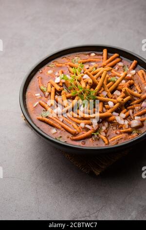 SEV Bhaji ou Shev Sabji ou Kathiyavadi Dhaba style Gathiya nu shaak - curry de tomates épicé, sucré et acidulé recouvert de ganthia ou de gathia croustillantes Banque D'Images