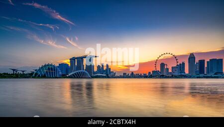Vue panoramique sur Marina Bay Sands, Flyer, Gardens by the Bay Supertrees et Singapore Skyline et Waterfront pendant les Golden Hours Banque D'Images