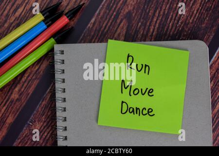 Lancez le texte « Move Dance » sur des notes adhésives avec le bureau. Banque D'Images