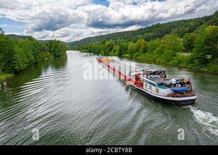 Péniche sur la rivière Altmuhel dans une vallée idyllique (Bavière, Allemagne) Banque D'Images