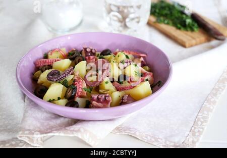 Assiette avec pieuvre et salade de pommes de terre sur la table. Concept d'alimentation saine. Gros plan. Banque D'Images