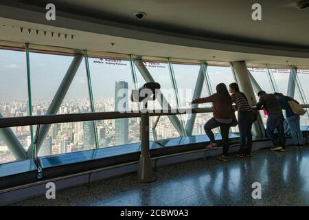 1er décembre 2018 : Shanghai, Chine - les visiteurs profitent de la vue depuis le pont d'observation de la tour orientale des perles. Banque D'Images