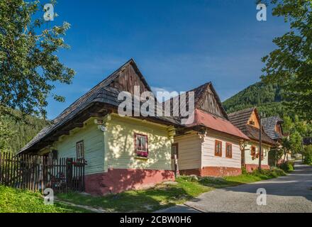 Maisons historiques en rondins dans le village de Vlkolinec, site classé au patrimoine mondial de l'UNESCO, près de Ruzomberok, région de Zilina, Slovaquie Banque D'Images