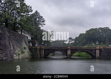 Pont Seimon Ishibashi qui mène à la porte principale du Palais impérial de Tokyo, au Japon Banque D'Images