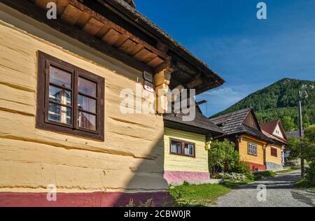 Maisons historiques en rondins dans le village de Vlkolinec, site classé au patrimoine mondial de l'UNESCO, près de Ruzomberok, région de Zilina, Slovaquie Banque D'Images