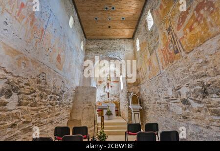Intérieur de l'église Saint-Georges, Xe siècle, peintures préromanes, XIe siècle, dans le village de Kostolany pod Tribecom, région de Nitra, Slovaquie Banque D'Images
