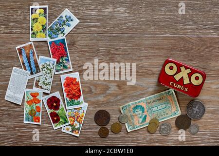 Cartes de cigarettes fleurs de jardin par Wills avec un étain OXO cubes vintage et de l'argent de 1939. Banque D'Images