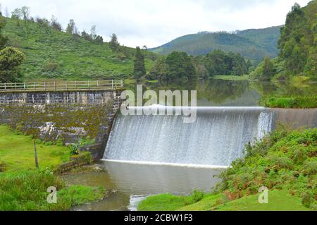 La photo pittoresque d'un barrage historique dans le Nilgiris montre l'eau débordante pendant la saison des pluies. Un barrage de contrôle est un petit barrage, parfois temporaire, contre Banque D'Images