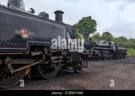 Foreground, locomotive Iatt 2MT classe 2-6-2T n° 41312 et au-delà, 76017, British Railways Standard classe 4MT, Mid-Hants Steam Railway, Royaume-Uni Banque D'Images
