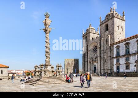 10 mars 2020: Porto, Portugal - le Pelourinho ou Pillory de Porto, qui se trouve sur la place à l'extrémité ouest de la cathédrale. Banque D'Images